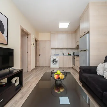 Seafront 1 Bedroom Flat ليماسول
